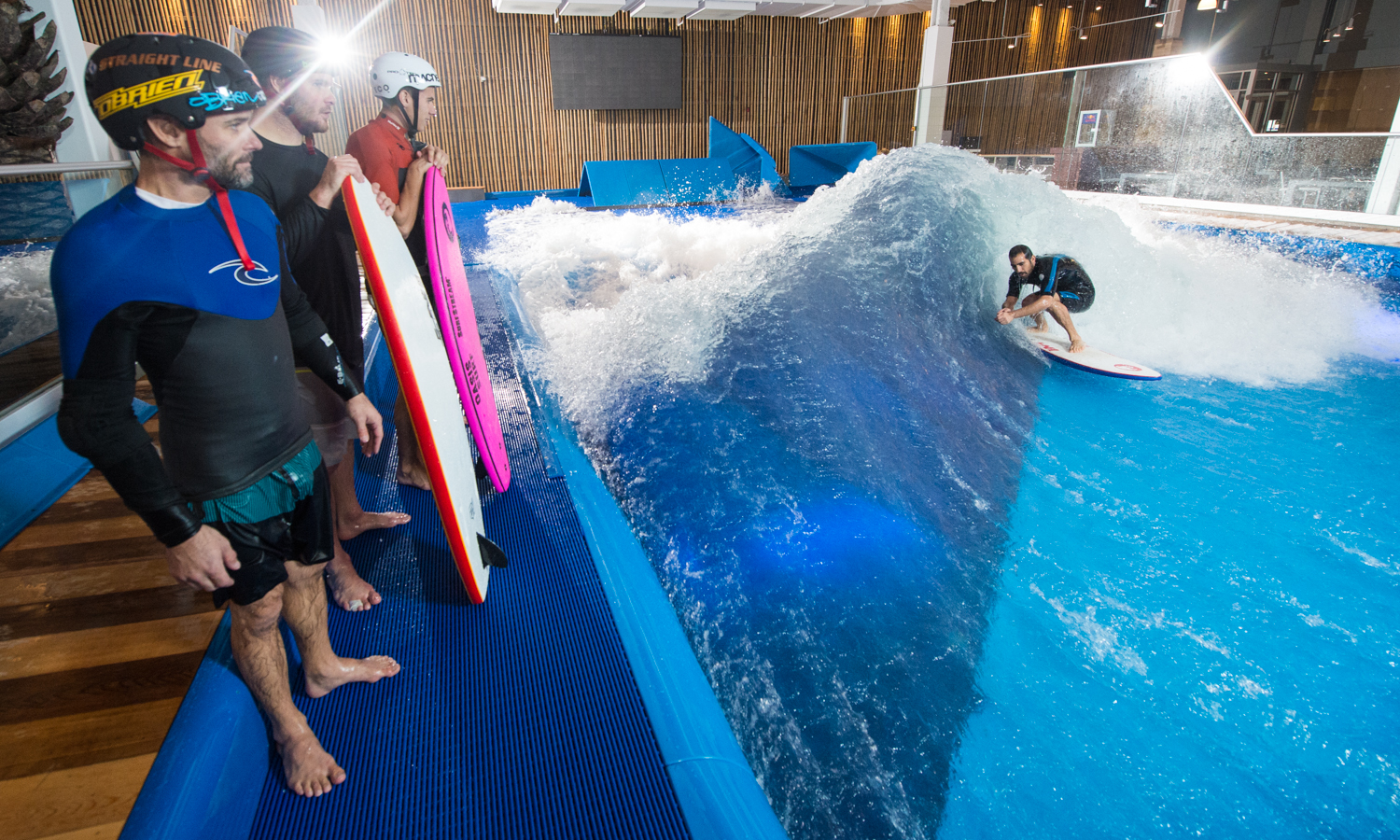 На волне москва. Flowrider Лужники. Искусственная волна Питерлэнд. Искусственная волна для серфинга. Бассейн с искусственной волной.